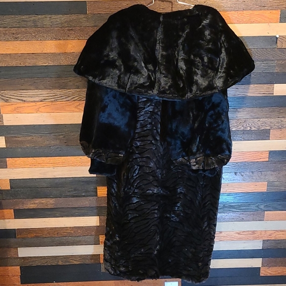 AMERICAN SIGNATURE FULL LENGHT FAUX FUELEGANT COAT - Picture 7 of 15